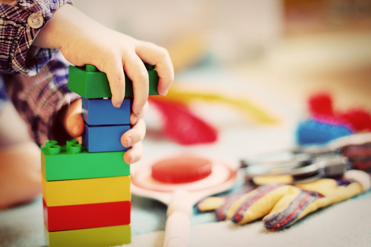 Bébé qui joue avec des jeux de blocs